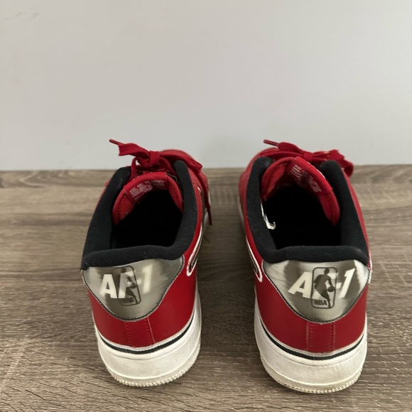 Nike Air Force 1 Low '07 LV8 NBA "Chicago Bulls" Varsity Red size 11.5 - Picture 3 of 4